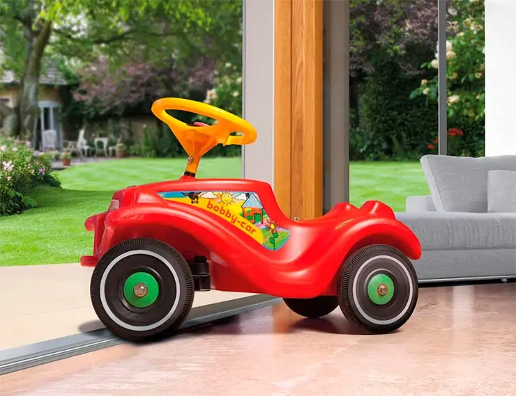 Система обеспечивает надёжную фиксацию открытого положения двери, что немаловажно, когда в доме проживают маленькие дети Система обеспечивает надёжную фиксацию открытого положения двери, что немаловажно, когда в доме проживают маленькие дети