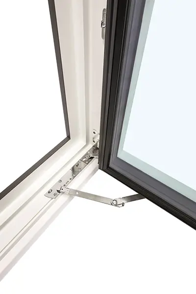 Фурнитура обеспечивает высокие стандарты безопасности окна – до класса RC2 согласно EN 1627-1630