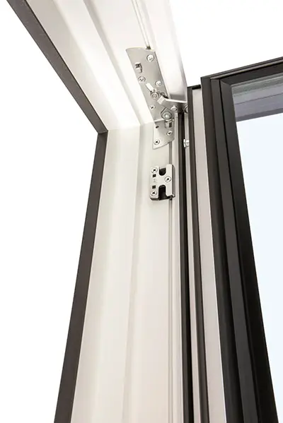 Фурнитура обеспечивает высокие стандарты безопасности окна – до класса RC2 согласно EN 1627-1630