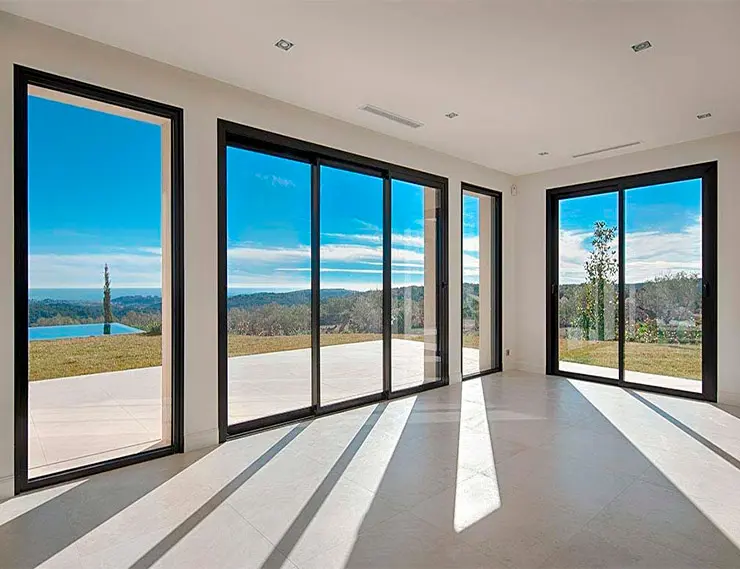 Благодаря панорамным окнам помещения лучше освещены Благодаря панорамным окнам помещения лучше освещены