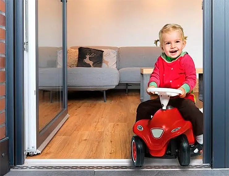 Панорамные раздвижные системы обеспечивают комфортное перемещение между домом и террасой Панорамные раздвижные системы обеспечивают комфортное перемещение между домом и террасой