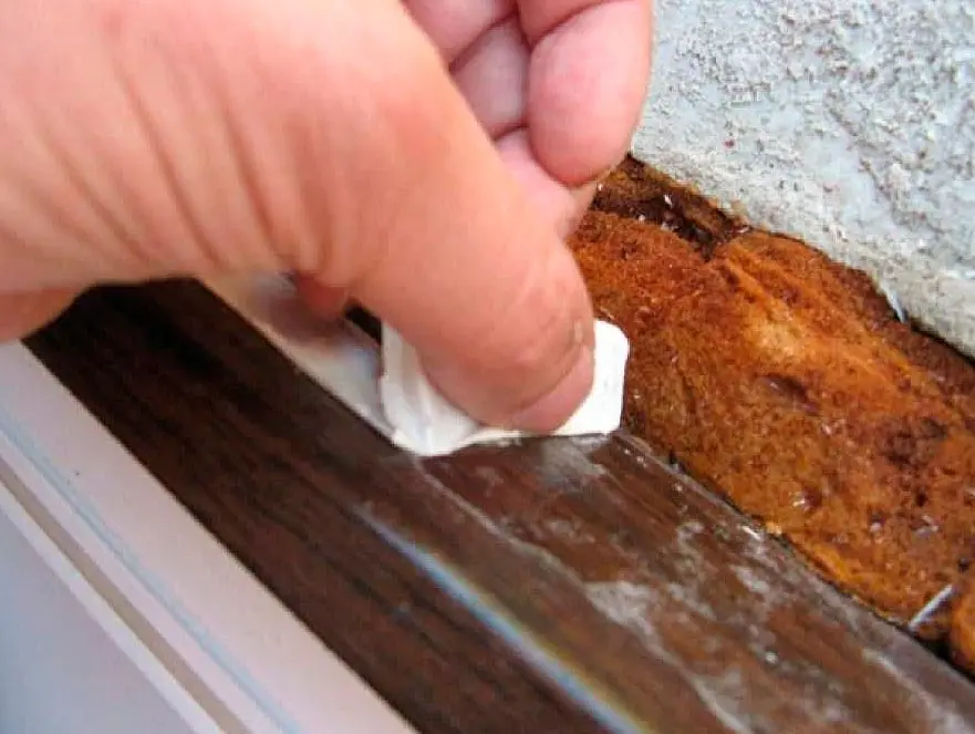 Старая защитная плёнка на древоподобном окне может создать белесый налёт