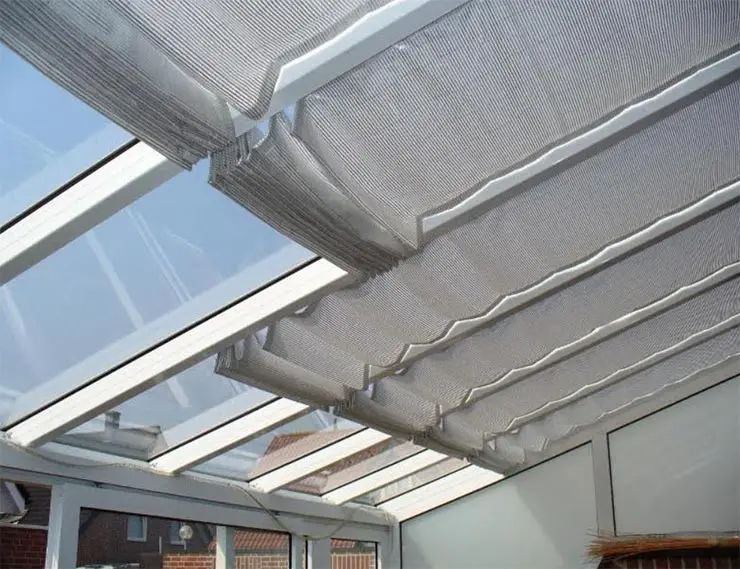 Красивое и практичное сочетание: стеклянная крыша и тканевый навес