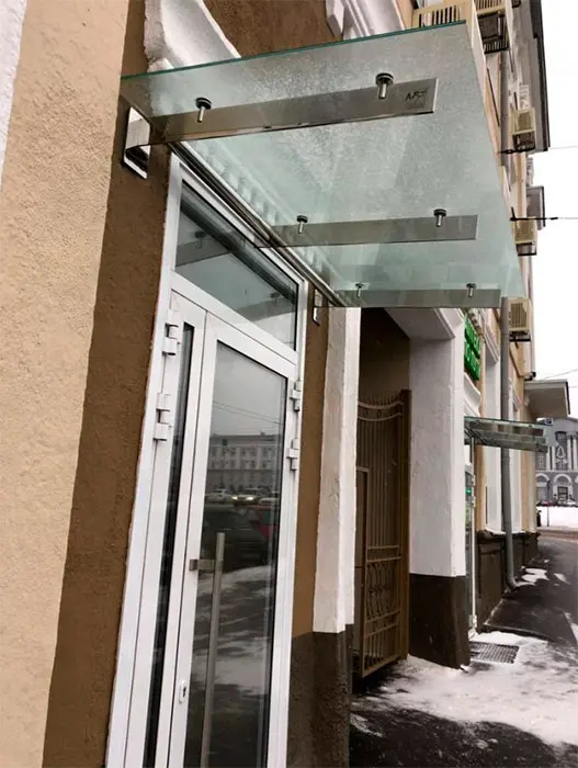 На зданиях Курска устанавливают стеклянные навесы