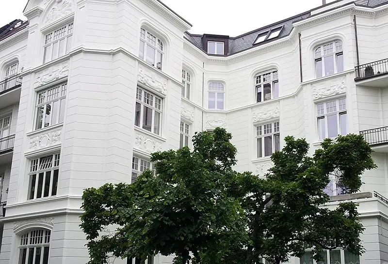 Здания на Бёттгерштрассе в Гамбурге оснащены новыми деревянными окнами с фальцевыми проветривателями Regel-Air