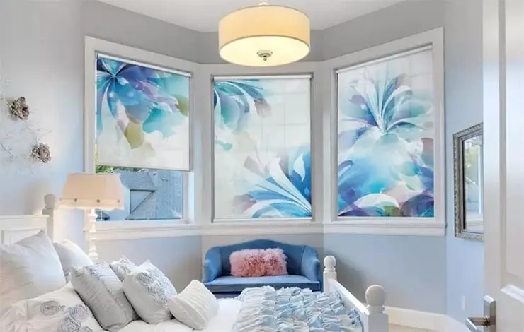 Рулонная штора с цветочным принтом в спальне