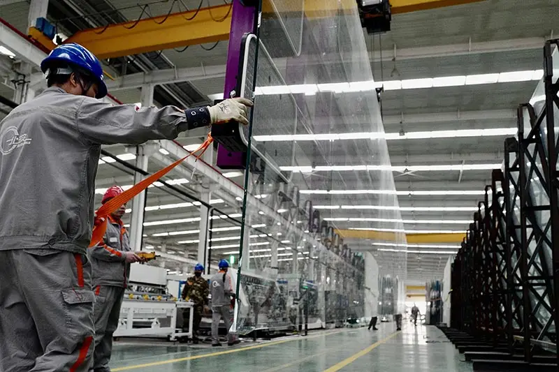 Производство 23-метрового ламинированного стекла Производство 23-метрового ламинированного стекла