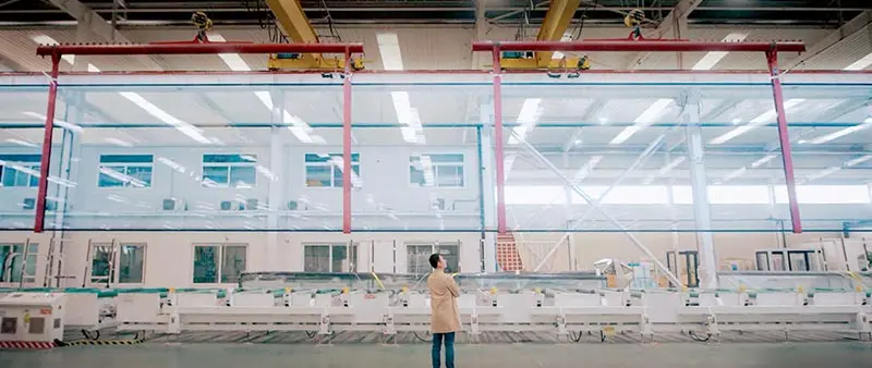 Сверхгабаритное стекло характеризуется отличной прозрачностью Сверхгабаритное стекло характеризуется отличной прозрачностью