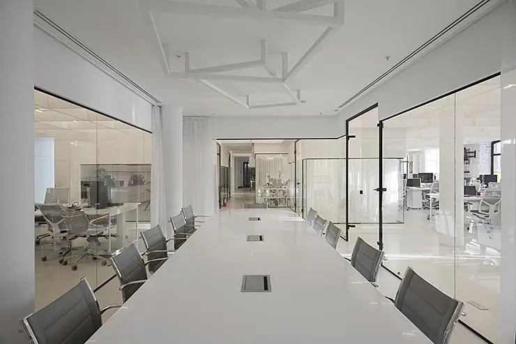 Одним из самых популярных решений в офисах являются остеклённые конференц-залы