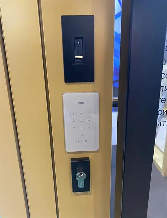 Кодонаборная панель и сканер отпечатков пальца SIEGENIA KFV на образце автоматизированной двери