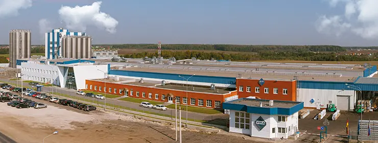 В 2023 году исполняется 25 лет компании VEKA Rus. Первый российский завод компания открыла в Московской области (сегодня это территория Новой Москвы)