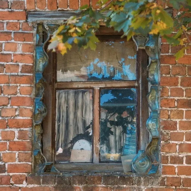 Окно Фальконье на улице Короленко, 17 Окно Фальконье на улице Короленко, 17