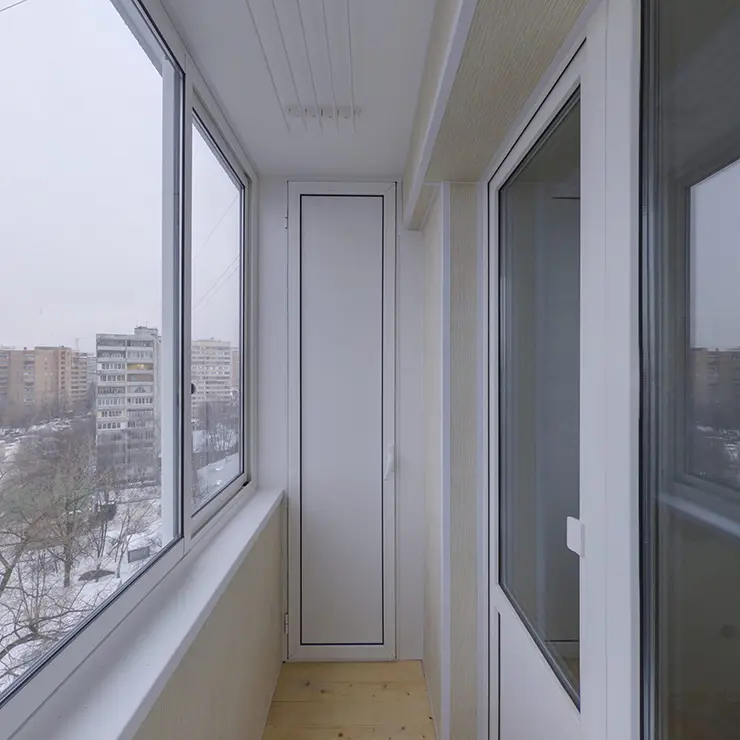 Холодное остекление балкона создаёт дополнительное место для хозяйственных нужд