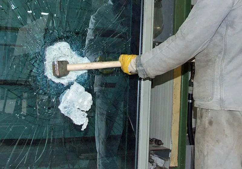 В многослойном безопасном стекле прочные на разрыв пленки гарантируют, что оно не разрушится даже после повреждения