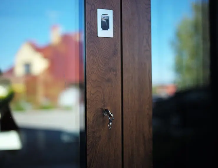 Открывание входной двери с помощью сканера отпечатков пальцев