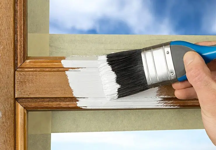Красить деревянные окна лучше всего кистью с длинной щетиной