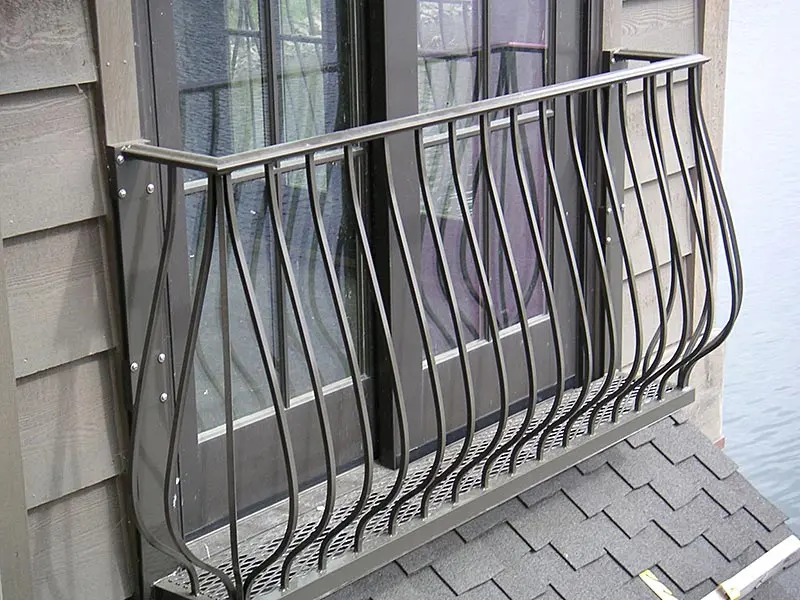 Французский балкон с кованым парапетом
